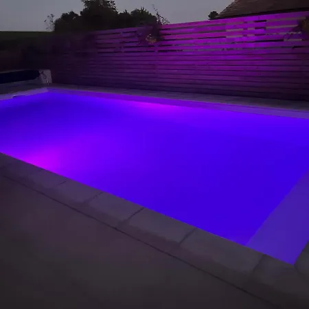 La K Abane Jacuzzi Exterieur Chauffee Piscine De Saison Totalement Privatise Blandin